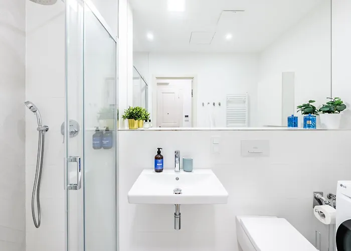 Days - One-bedroom With Netflix In Holesovice Lägenhet