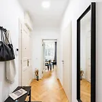 Days - One-bedroom With Netflix In Holesovice Praha